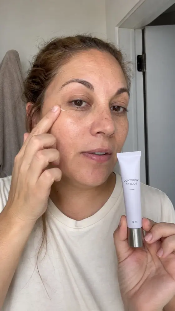 Mujer ficticia mostrando el contorno de ojos y aplicando una pequeña cantidad