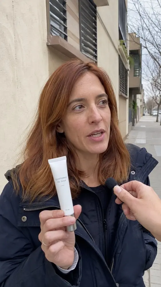 Entrevista simulada en la calle con el contorno de ojos