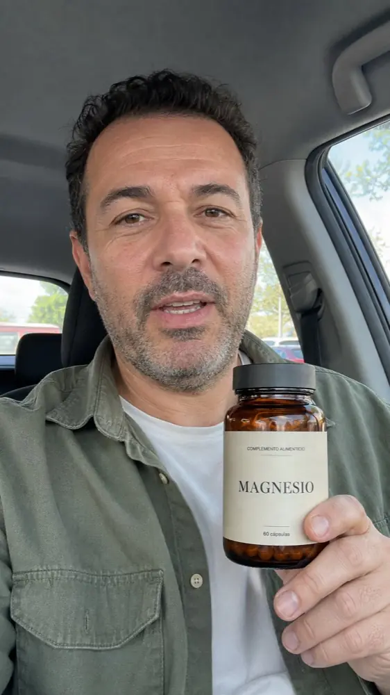 Presentador ficticio mostrando el suplemento de magnesio en un coche aparcado