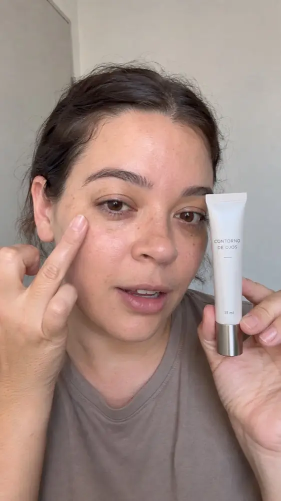 Mujer ficticia con el contorno de ojos durante su rutina facial