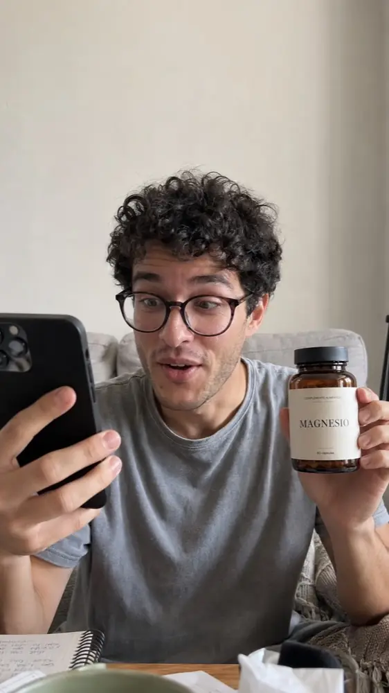 Hombre ficticio reaccionando a un comentario de TikTok mientras muestra un suplemento